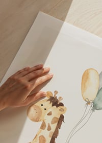 Akvarellillustration av giraff med tre ballonger i pastell-9