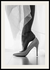 Zwart-witfoto van de voeten van een vrouw in witte hoge hakken-2