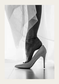 Zwart-witfoto van de voeten van een vrouw in witte hoge hakken-3