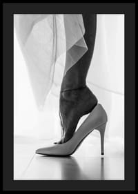 Zwart-witfoto van de voeten van een vrouw in witte hoge hakken-4