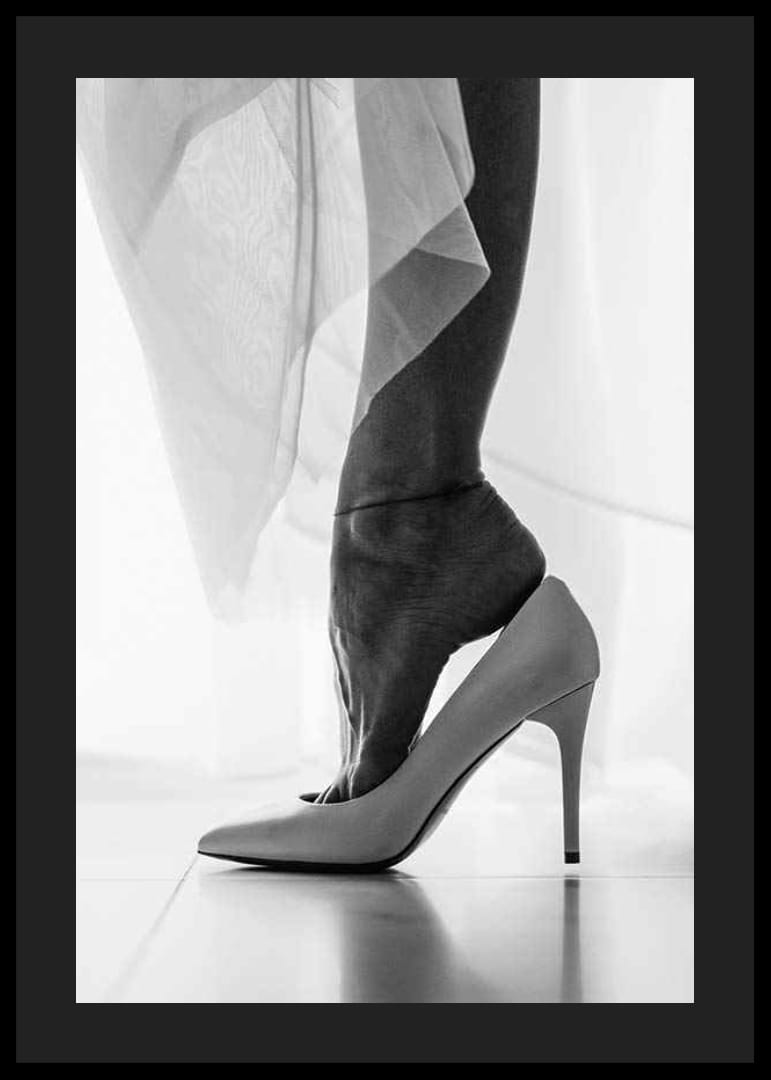 Zwart-witfoto van de voeten van een vrouw in witte hoge hakken-12