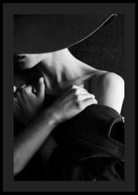 Svart-hvitt motefotografi av kvinne med hatt i profil-0