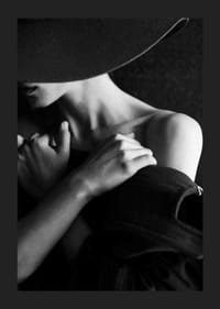 Svart-hvitt motefotografi av kvinne med hatt i profil-1