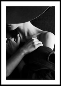 Svart-hvitt motefotografi av kvinne med hatt i profil-2