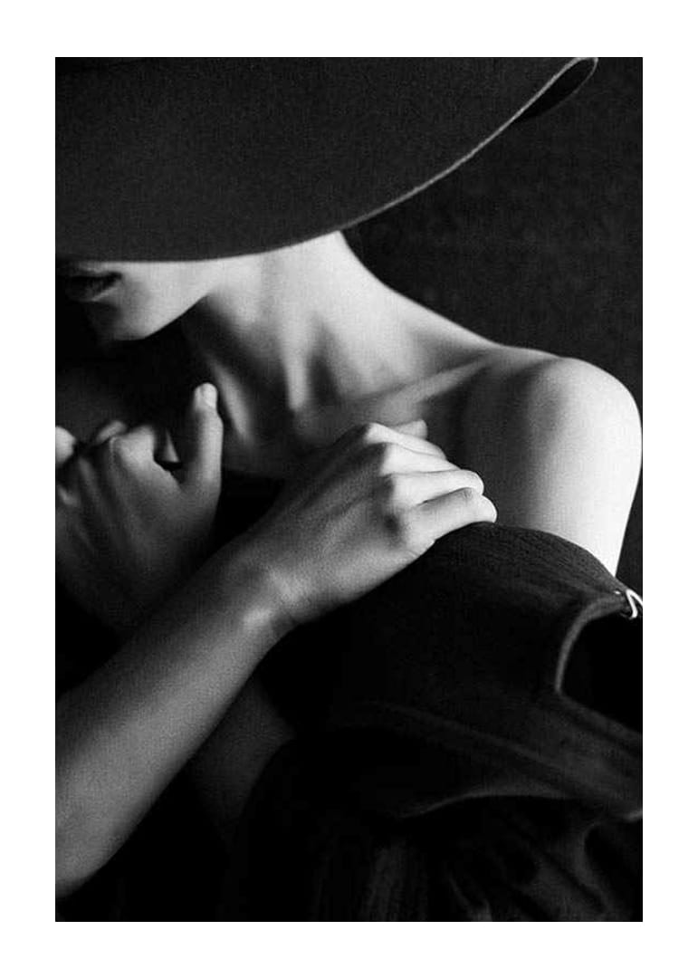 Svart-hvitt motefotografi av kvinne med hatt i profil-12