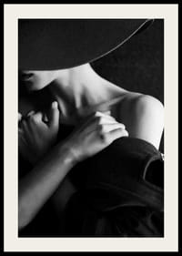 Svart-hvitt motefotografi av kvinne med hatt i profil-4