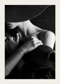 Svart-hvitt motefotografi av kvinne med hatt i profil-5