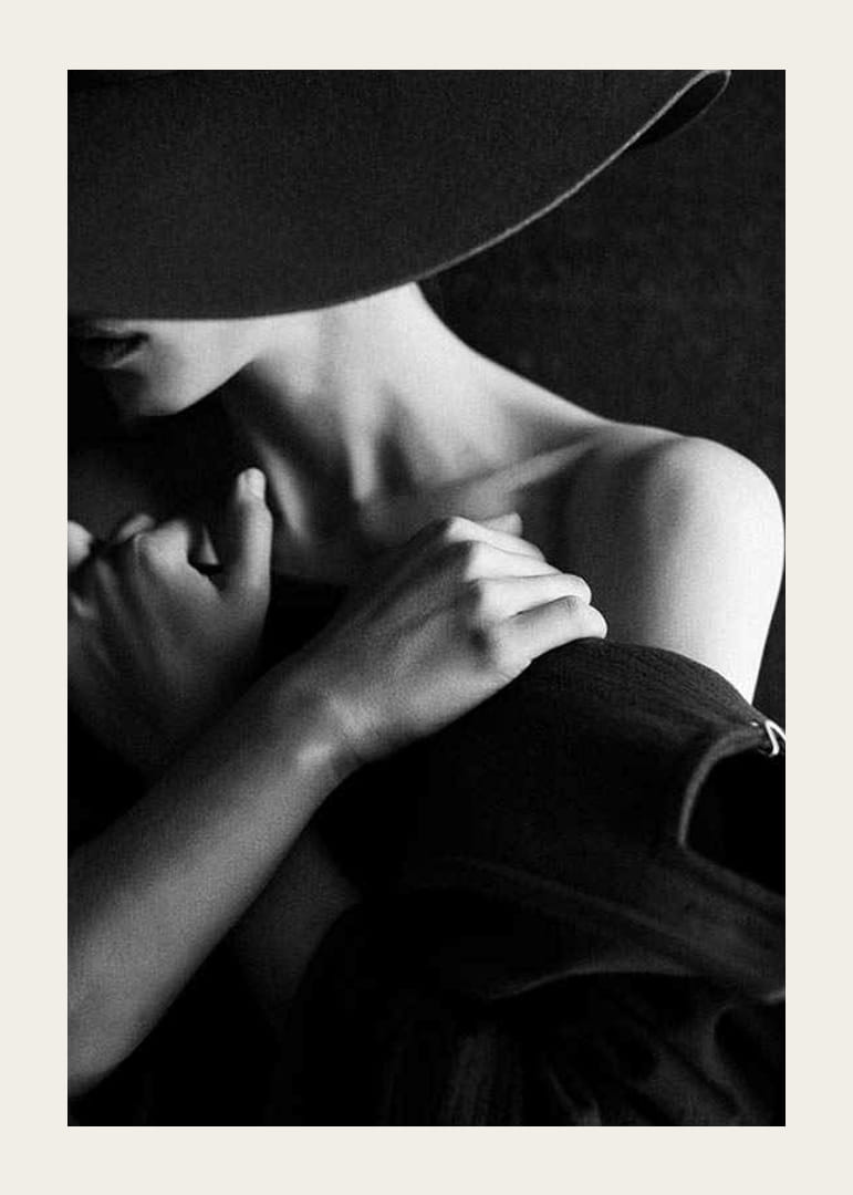 Svart-hvitt motefotografi av kvinne med hatt i profil-12