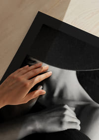 Svart-hvitt motefotografi av kvinne med hatt i profil-9