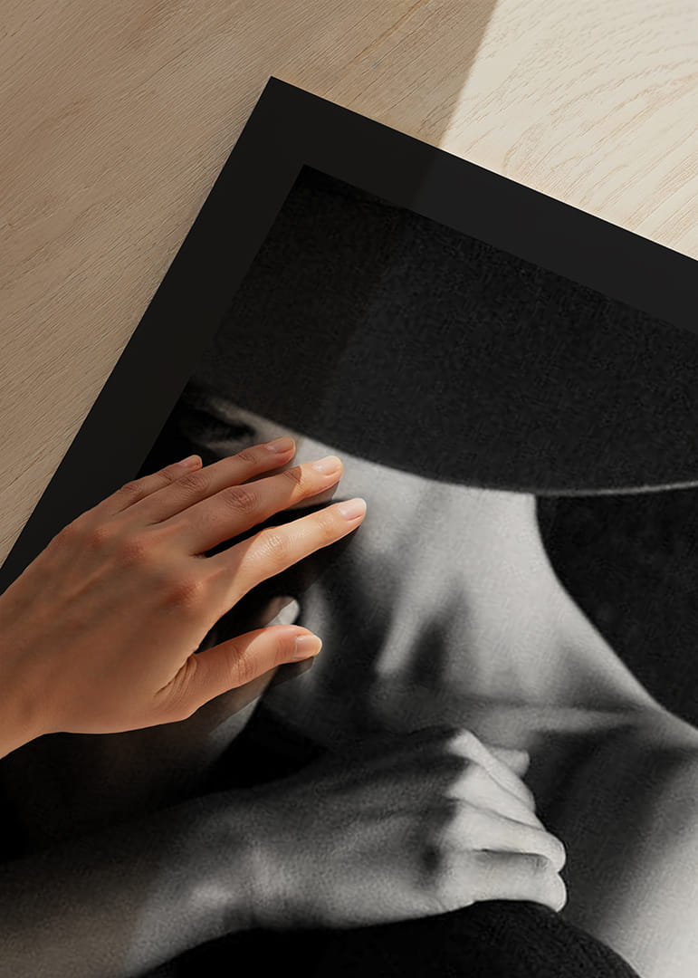 Svart-hvitt motefotografi av kvinne med hatt i profil-12