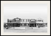 Photographie en noir et blanc de bâtiments historiques en bois sur la Route 66-2