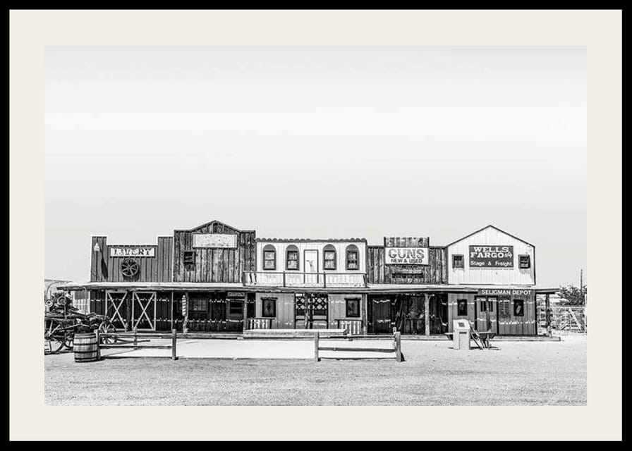 Photographie en noir et blanc de bâtiments historiques en bois sur la Route 66-12