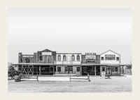 Photographie en noir et blanc de bâtiments historiques en bois sur la Route 66-3