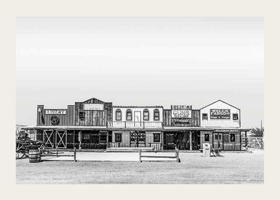 Photographie en noir et blanc de bâtiments historiques en bois sur la Route 66-12