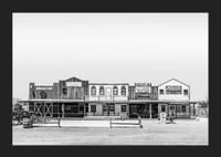 Photographie en noir et blanc de bâtiments historiques en bois sur la Route 66-5