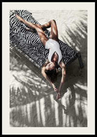 Foto einer Frau im weißen Badeanzug auf einer Sonnenliege mit Zebramuster-2