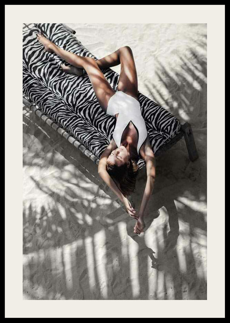 Foto einer Frau im weißen Badeanzug auf einer Sonnenliege mit Zebramuster-12