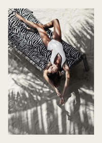 Foto einer Frau im weißen Badeanzug auf einer Sonnenliege mit Zebramuster-3