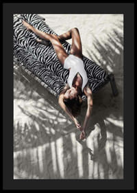 Foto einer Frau im weißen Badeanzug auf einer Sonnenliege mit Zebramuster-4