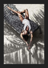 Foto einer Frau im weißen Badeanzug auf einer Sonnenliege mit Zebramuster-5