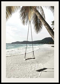 Foto van een eenvoudige houten touwschommel die aan een palmboom op een zandstrand hangt-2