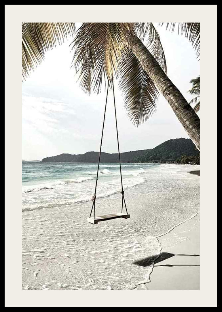 Foto van een eenvoudige houten touwschommel die aan een palmboom op een zandstrand hangt-12