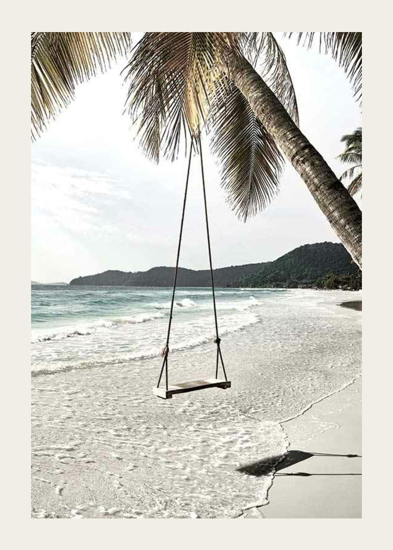 Foto van een eenvoudige houten touwschommel die aan een palmboom op een zandstrand hangt-12