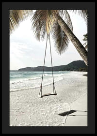 Foto van een eenvoudige houten touwschommel die aan een palmboom op een zandstrand hangt-4