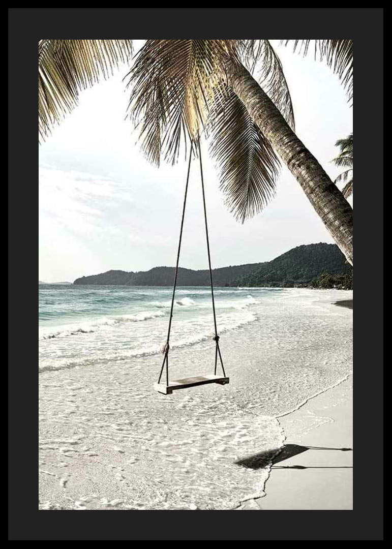 Foto van een eenvoudige houten touwschommel die aan een palmboom op een zandstrand hangt-12