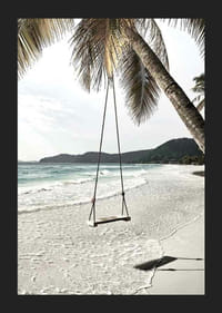 Foto van een eenvoudige houten touwschommel die aan een palmboom op een zandstrand hangt-5