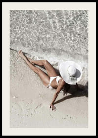 Fotografia dall'alto di una donna in bikini bianco su una spiaggia sabbiosa-2