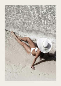 Fotografia dall'alto di una donna in bikini bianco su una spiaggia sabbiosa-3