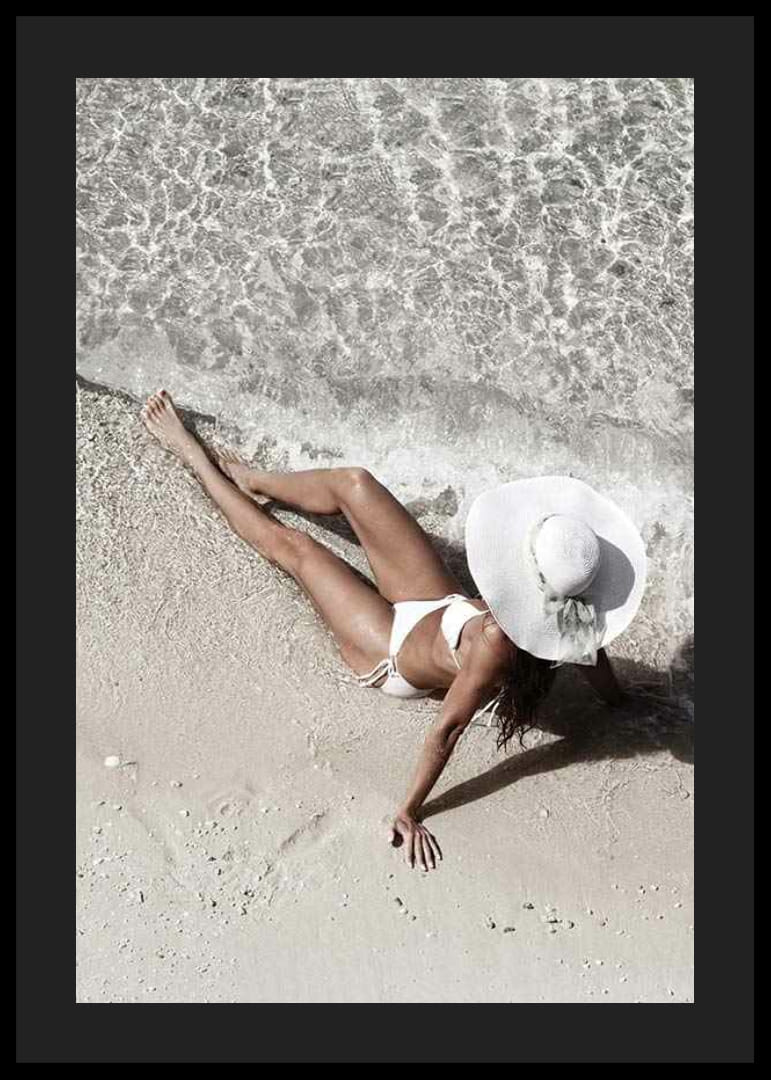 Fotografia dall'alto di una donna in bikini bianco su una spiaggia sabbiosa-12