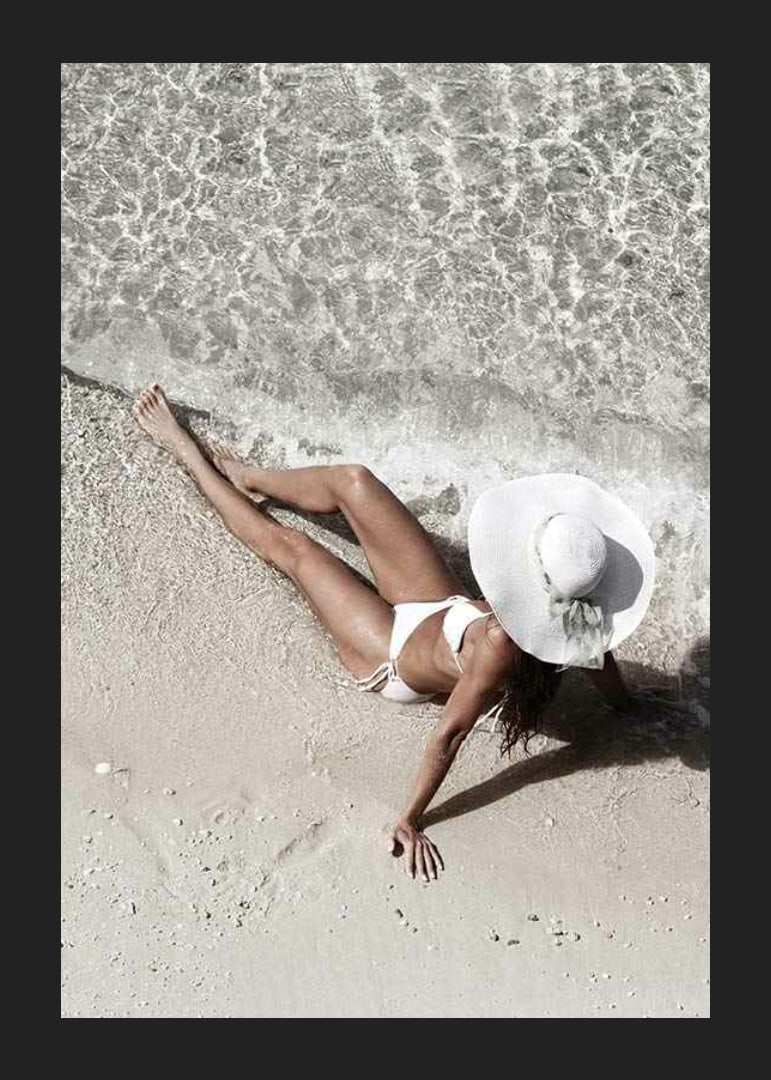 Fotografi ovanifrån av kvinna i vit bikini på sandstrand-12