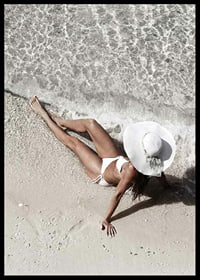 Fotografi ovanifrån av kvinna i vit bikini på sandstrand-6