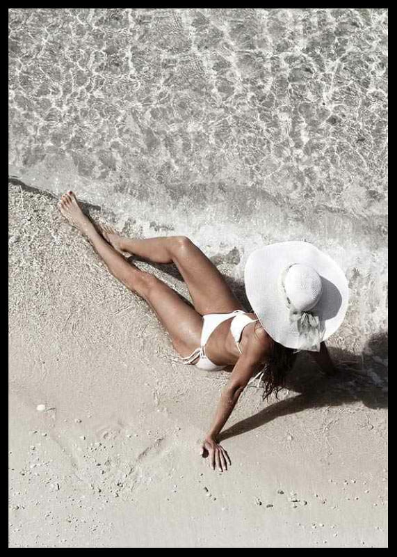 Fotografi ovanifrån av kvinna i vit bikini på sandstrand-12