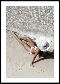 Fotografi ovanifrån av kvinna i vit bikini på sandstrand-0