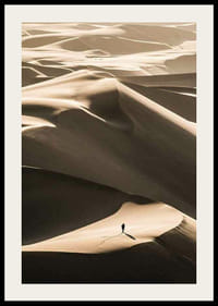Photographie d'une personne seule sur des dunes de sable ondulantes dans le désert-2