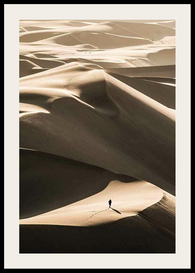 Photographie d'une personne seule sur des dunes de sable ondulantes dans le désert-12