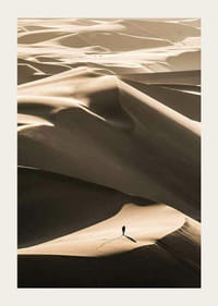 Photographie d'une personne seule sur des dunes de sable ondulantes dans le désert-3