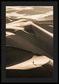 Photographie d'une personne seule sur des dunes de sable ondulantes dans le désert-4