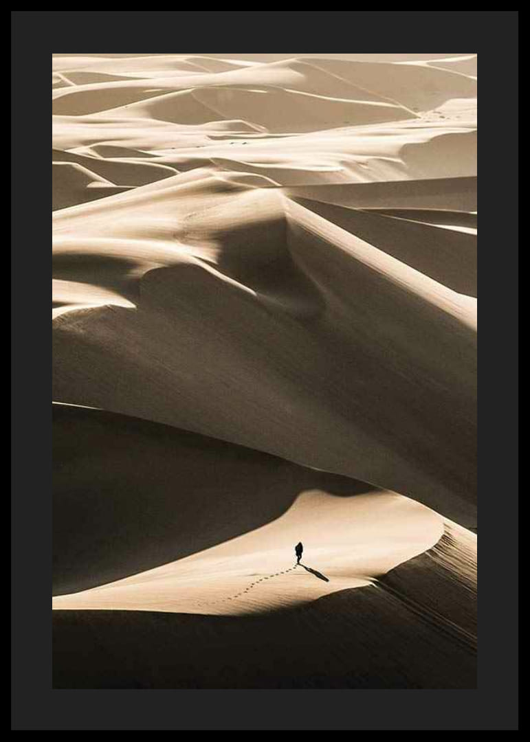 Photographie d'une personne seule sur des dunes de sable ondulantes dans le désert-12