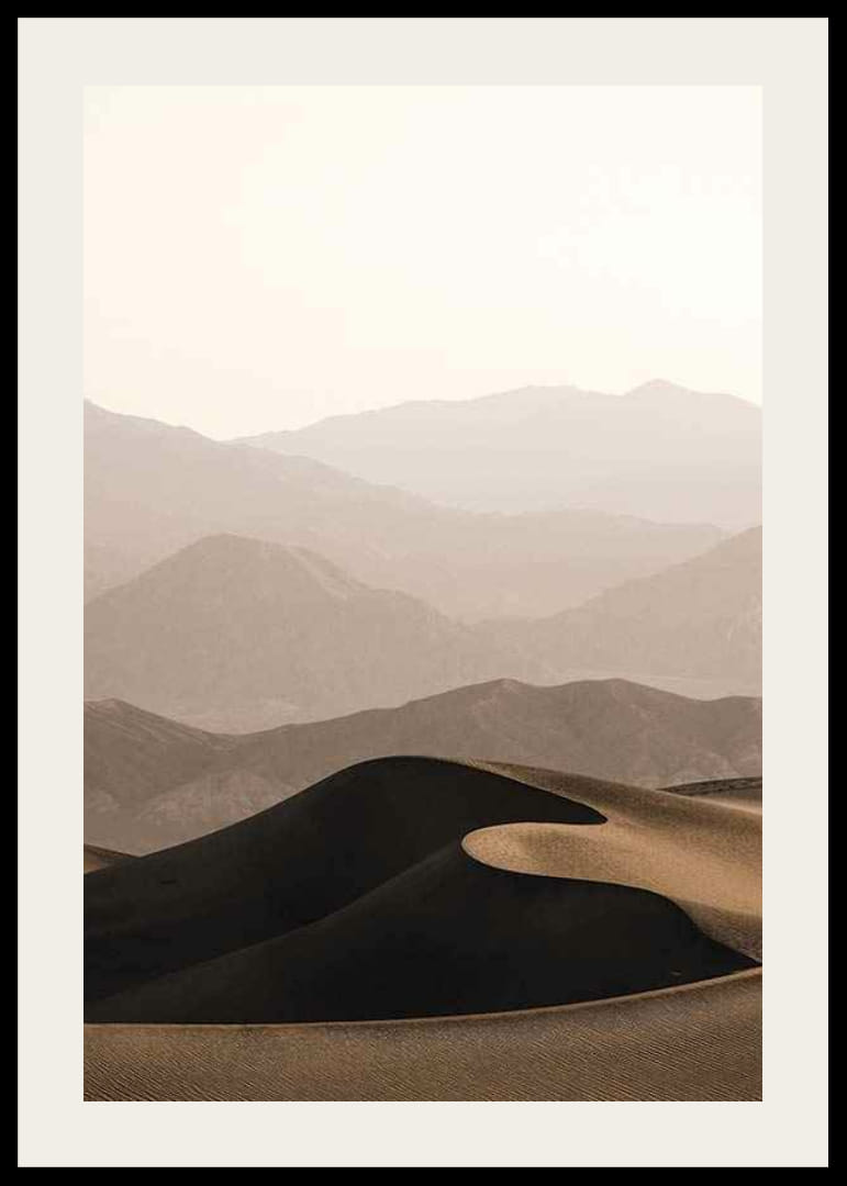 Paysage désertique aux tons doux avec dunes vallonnées et montagnes-12