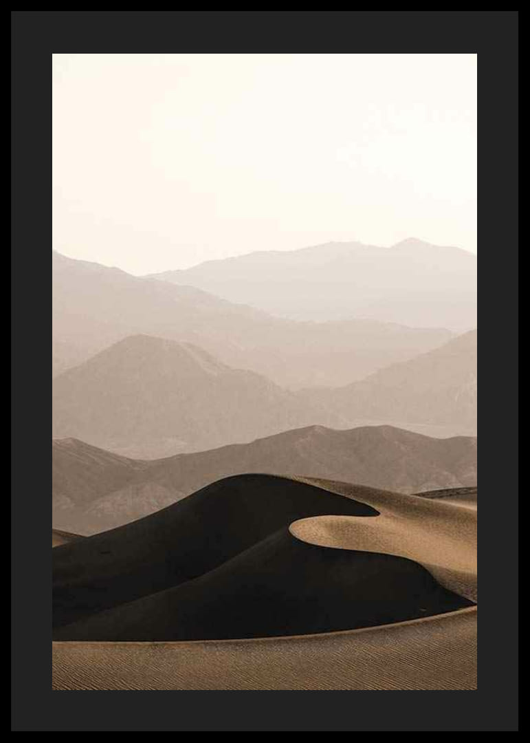 Paysage désertique aux tons doux avec dunes vallonnées et montagnes-12