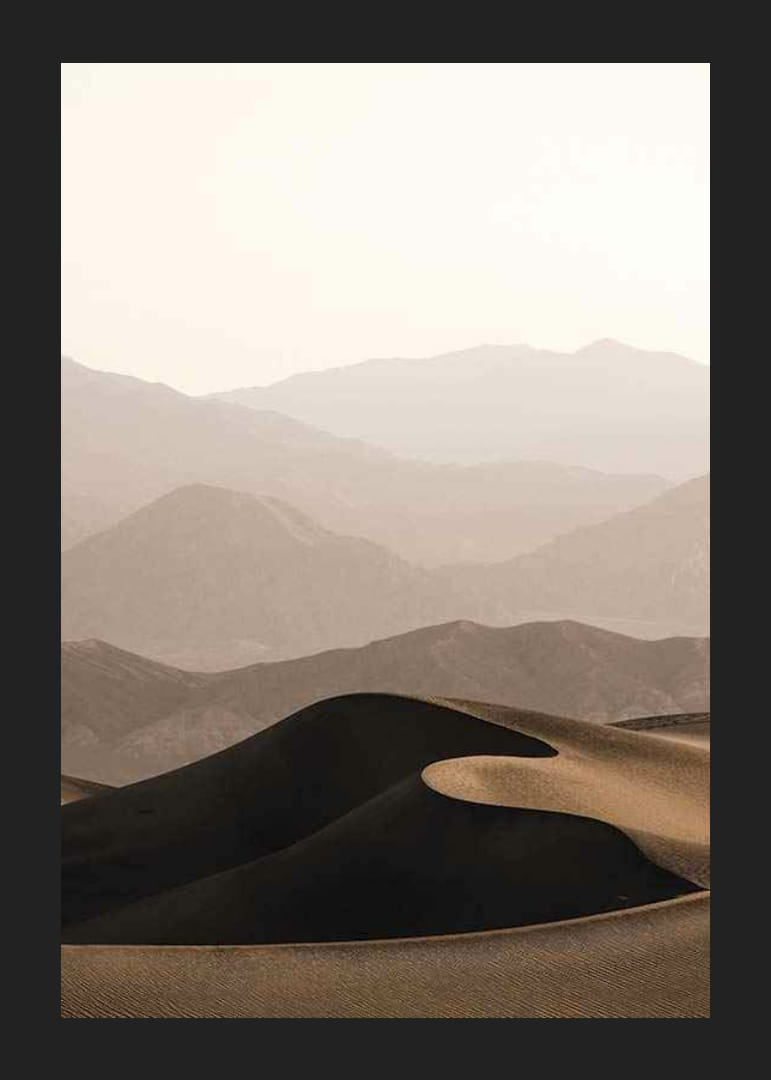 Paysage désertique aux tons doux avec dunes vallonnées et montagnes-12