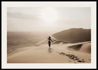 Fotografische vrouw in hoed op zandduinen in hete woestijnomgeving-2