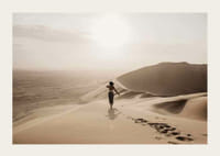 Fotografische vrouw in hoed op zandduinen in hete woestijnomgeving-3