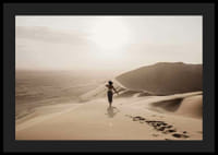 Fotografische vrouw in hoed op zandduinen in hete woestijnomgeving-4