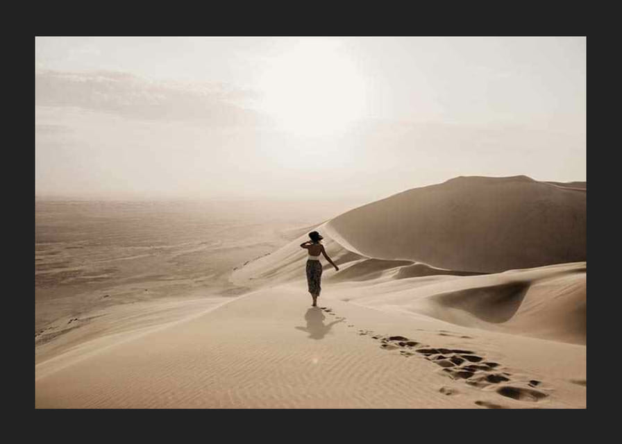 Fotografische vrouw in hoed op zandduinen in hete woestijnomgeving-12