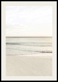 Fotografi av rolig hav på stranden i lyse beige toner-2